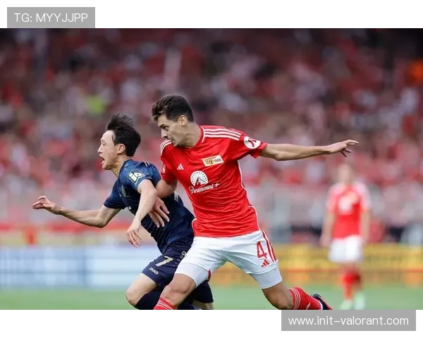 李在城头球破门瞬间,美因茨球员相拥庆祝绝杀 李在城头球破门瞬间,美因茨球员相拥庆祝绝杀