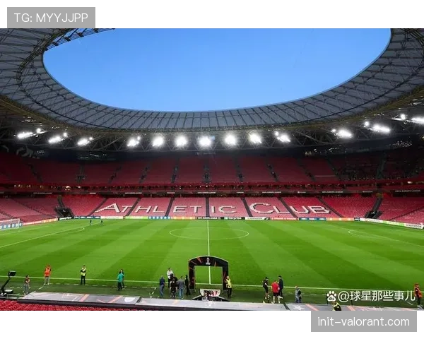 毕尔巴鄂竞技主场球迷高唱队歌，圣马梅斯球场气氛热烈